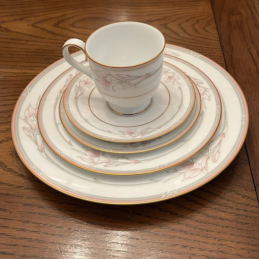 Noritake Jenna 12 five piece settings and oval vegetable‎ bowl